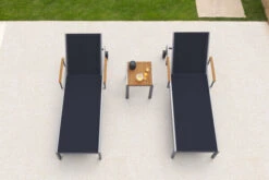 OUTFLEXX 2er-Set Sonnenliegen, Schwarz, Edelstahl/Teak, 195,5x74x35cm, Mit Beistelltisch 45x45cm -Gartenladen 14165 3 CGI.jpg