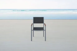 VILLANA Stapelsessel, Silber/schwarz, Alu/Textilene, 57 X 56 X 84 Cm, FSC Akazienholz Armlehnen -Gartenladen 16455 2 CGI.jpg