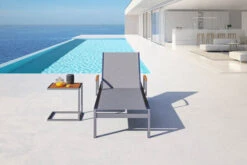 OUTFLEXX Sonnenliegen-Set, Taupe, Edelstahl/FSC-Teak, 195,5x74x35cm, Mit Armlehnen, Inkl. Beistelltisch 45x45cm -Gartenladen 16547 2 CGI.jpg