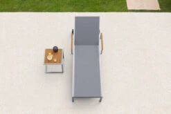 OUTFLEXX Sonnenliegen-Set, Taupe, Edelstahl/FSC-Teak, 195,5x74x35cm, Mit Armlehnen, Inkl. Beistelltisch 45x45cm -Gartenladen 16547 3 CGI.jpg