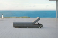 OUTFLEXX Rollliege, Grau, Polyrattan, 200x70x27,5cm, Rückenlehne 5-fach Verstellbar -Gartenladen 18367 20 CGI.jpg