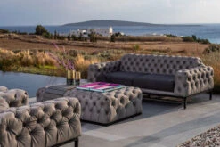 OUTFLEXX Hero Hocker, Suede Grey, Alu/Sunbrella, 150 X 90 X 45 Cm -Gartenladen 21871 2.jpg