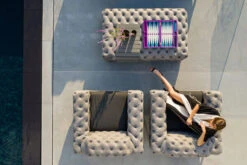 OUTFLEXX Hero Hocker, Suede Grey, Alu/Sunbrella, 150 X 90 X 45 Cm -Gartenladen 21871 3.jpg