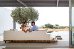 OUTFLEXX Icon Ecklounge, Natte/natur, Alu/Teak/Sunbrella, 4-5 Personen, Inkl. Loungetisch, Seitenablage Aus Teak -Gartenladen 23403 2.jpg