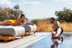 OUTFLEXX Icon Loungeliege, Lead Chine, Alu/Teak/Sunbrella, 213 X 89 X 41 Cm, Inkl. Verstellbarer Rückenlehne 16 OUTFLEXX Icon Loungeliege, Lead Chine, Alu/Teak/Sunbrella, 213 X 89 X 41 Cm, Inkl. Verstellbarer Rückenlehne -Gartenladen 23437 6.jpg