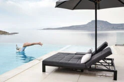 OUTFLEXX Twin Doppelliege, Sooty/marble, Alu/Sunbrella, 196 X 161 X 34 Cm, Rückenlehne Verstellbar, Inkl. Beistelltisch Und 1x Rückenkissen -Gartenladen 23469 03.jpg