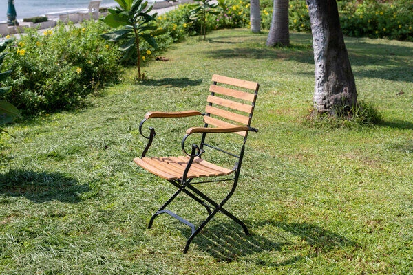 OUTFLEXX Sitzgruppe, Natur/schwarz, Stahl/FSC-Akazienholz, Ø 90 Cm, 2 Klappstühle Mit Armlehnen, Pulverbeschichtet, Geölt 5 OUTFLEXX Sitzgruppe, Natur/schwarz, Stahl/FSC-Akazienholz, Ø 90 Cm, 2 Klappstühle Mit Armlehnen, Pulverbeschichtet, Geölt – Bild 3