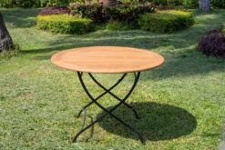 OUTFLEXX Sitzgruppe, Natur/schwarz, Stahl/FSC-Akazienholz, Ø 90 Cm, 2 Klappstühle Mit Armlehnen, Pulverbeschichtet, Geölt 14 OUTFLEXX Sitzgruppe, Natur/schwarz, Stahl/FSC-Akazienholz, Ø 90 Cm, 2 Klappstühle Mit Armlehnen, Pulverbeschichtet, Geölt -Gartenladen 23888 03.jpg