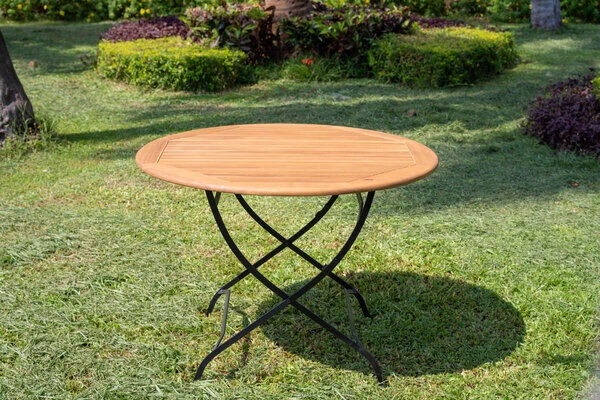 OUTFLEXX Sitzgruppe, Natur/schwarz, Stahl/FSC-Akazienholz, Ø 90 Cm, 2 Klappstühle Mit Armlehnen, Pulverbeschichtet, Geölt 6 OUTFLEXX Sitzgruppe, Natur/schwarz, Stahl/FSC-Akazienholz, Ø 90 Cm, 2 Klappstühle Mit Armlehnen, Pulverbeschichtet, Geölt – Bild 4