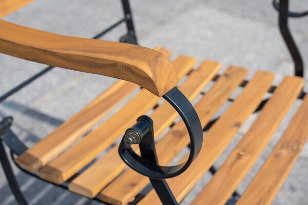 OUTFLEXX Sitzgruppe, Natur/schwarz, Stahl/FSC-Akazienholz, Ø 90 Cm, 2 Klappstühle Mit Armlehnen, Pulverbeschichtet, Geölt 8 OUTFLEXX Sitzgruppe, Natur/schwarz, Stahl/FSC-Akazienholz, Ø 90 Cm, 2 Klappstühle Mit Armlehnen, Pulverbeschichtet, Geölt – Bild 6