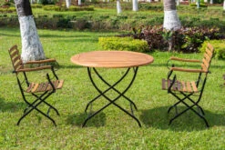 OUTFLEXX Sitzgruppe, Natur/schwarz, Stahl/FSC-Akazienholz, Ø 90 Cm, 2 Klappstühle Mit Armlehnen, Pulverbeschichtet, Geölt 12 OUTFLEXX Sitzgruppe, Natur/schwarz, Stahl/FSC-Akazienholz, Ø 90 Cm, 2 Klappstühle Mit Armlehnen, Pulverbeschichtet, Geölt -Gartenladen 23888 09.jpg