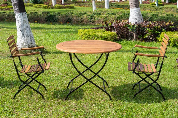 OUTFLEXX Sitzgruppe, Natur/schwarz, Stahl/FSC-Akazienholz, Ø 90 Cm, 2 Klappstühle Mit Armlehnen, Pulverbeschichtet, Geölt 4 OUTFLEXX Sitzgruppe, Natur/schwarz, Stahl/FSC-Akazienholz, Ø 90 Cm, 2 Klappstühle Mit Armlehnen, Pulverbeschichtet, Geölt – Bild 2