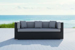 OUTFLEXX Dreisitzer-Sofa, Schwarz, Polyrattan, 210x85x70cm, Inkl. Polster + Wasserfeste Kissenbox -Gartenladen 2392 1 BOX 2 CGI.jpg