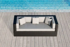 OUTFLEXX Dreisitzer-Sofa, Schwarz, Polyrattan, 210x85x70cm, Inkl. Polster + Wasserfeste Kissenbox -Gartenladen 2392 1 BOX 3 CGI.jpg