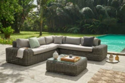 OUTFLEXX Ecklounge, Two Tone Grey, Polyrattan, 6 Personen, Inkl. Tisch/Hocker 90 X 90 Cm Und Polster In Grau 18 OUTFLEXX Ecklounge, Two Tone Grey, Polyrattan, 6 Personen, Inkl. Tisch/Hocker 90 X 90 Cm Und Polster In Grau -Gartenladen 2 20907.jpg