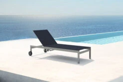 OUTFLEXX Rollliege, Schwarz, Edelstahl/Textilene, Verstellbare Rückenlehne, 212x71x36cm -Gartenladen 7100 1 1 CGI.jpg